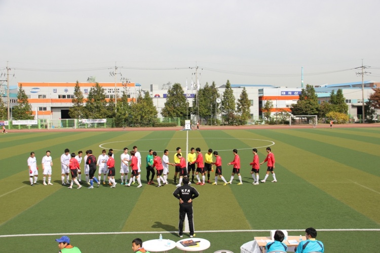 필리핀 선수와 페어플레이를 다짐하는 우리 축구 선수단