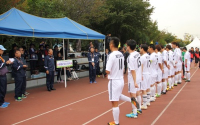 필리핀 팀과의 경기를 앞두고 축구 선수들에게 격려를 보내시는 양영연 회장님