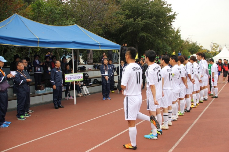 필리핀 팀과의 경기를 앞두고 축구 선수들에게 격려를 보내시는 양영연 회장님